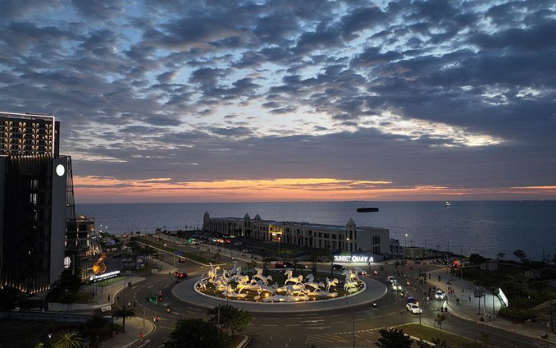 Center Point of Indonesia atau CPI merupakan kawasan reklamasi yang kini berkembang menjadi salah satu pusat aktivitas masyarakat Makassar. Area ini menawarkan jalan yang lebar, taman, ruang terbuka hijau, serta panorama laut yang indah. Centre Point Indonesia Tempat Wisata Makassar Terpopuler yang Wajib Dikunjungi