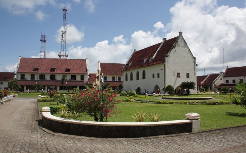 Benteng Rotterdam adalah salah satu peninggalan sejarah paling penting di Sulawesi Selatan. Dibangun pada masa Kerajaan Gowa dan kemudian dikembangkan oleh Belanda, benteng ini kini menjadi saksi perjalanan panjang sejarah Makassar. Benteng Rotterdam adalah salah satu peninggalan sejarah paling penting di Sulawesi Selatan. Dibangun pada masa Kerajaan Gowa dan kemudian dikembangkan oleh Belanda, benteng ini kini menjadi saksi perjalanan panjang sejarah Makassar.