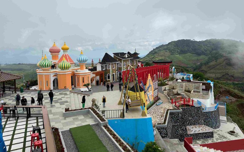 Jika ingin menikmati udara yang sejuk setelah menjelajahi panasnya Kota Makassar, Malino adalah pilihan terbaik. Berjarak sekitar 70 km atau sekitar 2–3 jam perjalanan dari pusat Kota Makassar, kawasan wisata yang berada di Kabupaten Gowa ini dikenal sebagai “Kota Bunga” Sulawesi Selatan. Jika ingin menikmati udara yang sejuk setelah menjelajahi panasnya Kota Makassar, Malino adalah pilihan terbaik. Berjarak sekitar 70 km atau sekitar 2–3 jam perjalanan dari pusat Kota Makassar, kawasan wisata yang berada di Kabupaten Gowa ini dikenal sebagai “Kota Bunga” Sulawesi Selatan.