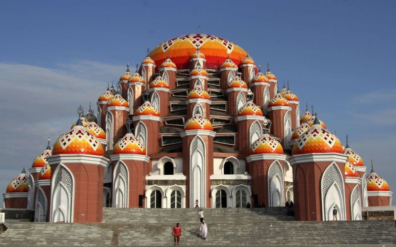Masjid 99 Kubah menjadi salah satu ikon arsitektur modern di Makassar. Bangunan yang berdiri megah di kawasan Center Point of Indonesia (CPI) ini dirancang dengan konsep unik yang terinspirasi dari 99 Asmaul Husna. Masjid 99 Kubah menjadi salah satu ikon arsitektur modern di Makassar. Bangunan yang berdiri megah di kawasan Center Point of Indonesia (CPI) ini dirancang dengan konsep unik yang terinspirasi dari 99 Asmaul Husna.