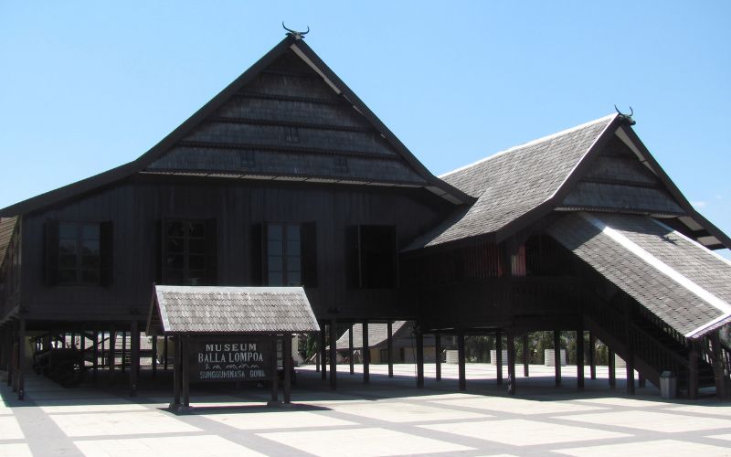 Museum Balla Lompoa merupakan salah satu destinasi wisata sejarah yang berada di Kabupaten Gowa, sekitar 30 menit dari pusat Kota Makassar. Bangunan ini merupakan bekas istana Kerajaan Gowa yang dibangun dengan arsitektur rumah panggung khas Makassar dan kini difungsikan sebagai museum yang menyimpan berbagai benda peninggalan kerajaan. Museum Balla Lompoa merupakan salah satu destinasi wisata sejarah yang berada di Kabupaten Gowa, sekitar 30 menit dari pusat Kota Makassar. Bangunan ini merupakan bekas istana Kerajaan Gowa yang dibangun dengan arsitektur rumah panggung khas Makassar dan kini difungsikan sebagai museum yang menyimpan berbagai benda peninggalan kerajaan.