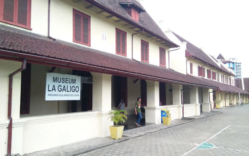 Museum La Galigo merupakan destinasi yang wajib dikunjungi bagi Anda yang ingin mengenal sejarah dan budaya Sulawesi Selatan lebih dalam. Museum ini menyimpan ribuan koleksi bersejarah, mulai dari peralatan rumah tangga tradisional, senjata, pakaian adat, hingga naskah kuno yang berkaitan dengan Kerajaan Gowa dan masyarakat Bugis-Makassar.