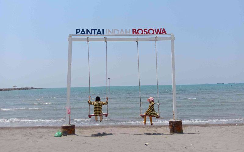 Jika ingin menikmati suasana pantai yang lebih tenang dibanding Pantai Losari, Pantai Indah Bosowa bisa menjadi pilihan. Pantai ini menawarkan area yang bersih, fasilitas lengkap, serta pemandangan Selat Makassar yang menawan. Jika ingin menikmati suasana pantai yang lebih tenang dibanding Pantai Losari, Pantai Indah Bosowa bisa menjadi pilihan. Pantai ini menawarkan area yang bersih, fasilitas lengkap, serta pemandangan Selat Makassar yang menawan.