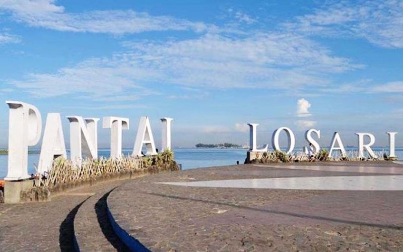 Pantai Losari merupakan ikon wisata Makassar yang hampir selalu masuk dalam daftar kunjungan wisatawan. Lokasinya berada di pusat kota sehingga sangat mudah dijangkau. Daya tarik utama Pantai Losari adalah pemandangan matahari terbenam yang spektakuler. Menjelang sore, kawasan ini dipenuhi wisatawan yang ingin menikmati suasana santai sambil mencicipi berbagai kuliner khas seperti pisang epe dan es pisang ijo. Pantai Losari merupakan ikon wisata Makassar yang hampir selalu masuk dalam daftar kunjungan wisatawan. Lokasinya berada di pusat kota sehingga sangat mudah dijangkau.Daya tarik utama Pantai Losari adalah pemandangan matahari terbenam yang spektakuler. Menjelang sore, kawasan ini dipenuhi wisatawan yang ingin menikmati suasana santai sambil mencicipi berbagai kuliner khas seperti pisang epe dan es pisang ijo.