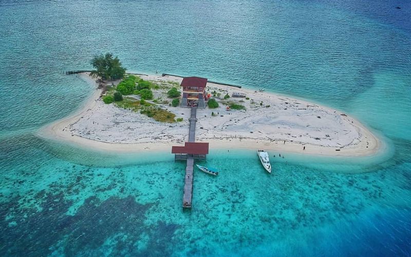 Pulau Kodingareng Keke merupakan salah satu destinasi wisata bahari favorit di sekitar Makassar yang menawarkan suasana hamparan pasir putih yang lembut, air laut yang jernih, serta panorama laut bergradasi biru yang memanjakan mata. Pulau Kodingareng Keke merupakan salah satu destinasi wisata bahari favorit di sekitar Makassar yang menawarkan suasana hamparan pasir putih yang lembut, air laut yang jernih, serta panorama laut bergradasi biru yang memanjakan mata.