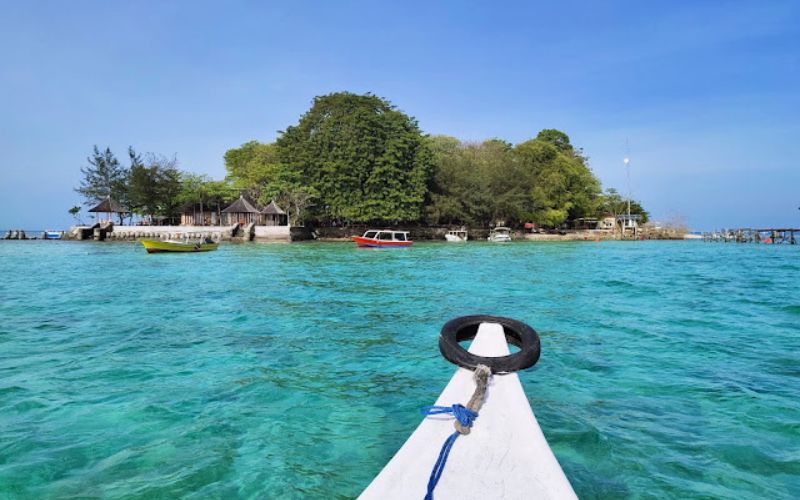 Pulau Samalona merupakan surga kecil yang berada sekitar 30–45 menit menggunakan perahu dari Kota Makassar. Pulau ini terkenal dengan pasir putihnya yang lembut serta air laut yang jernih. Keindahan bawah laut Pulau Samalona menjadi daya tarik utama bagi pecinta snorkeling dan diving. Terumbu karang yang masih terjaga menjadi rumah bagi berbagai jenis ikan tropis berwarna-warni. Pulau Samalona merupakan surga kecil yang berada sekitar 30–45 menit menggunakan perahu dari Kota Makassar. Pulau ini terkenal dengan pasir putihnya yang lembut serta air laut yang jernih.Keindahan bawah laut Pulau Samalona menjadi daya tarik utama bagi pecinta snorkeling dan diving. Terumbu karang yang masih terjaga menjadi rumah bagi berbagai jenis ikan tropis berwarna-warni.