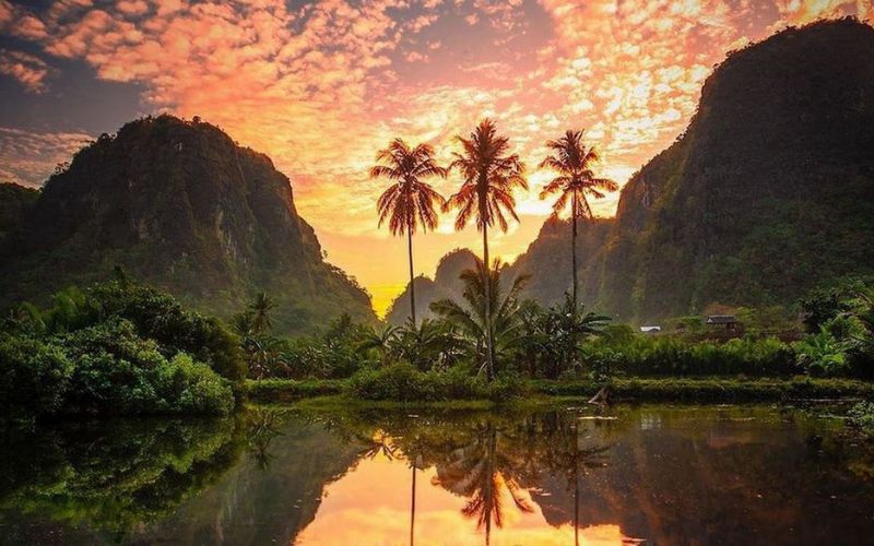 Karst Rammang-Rammang merupakan salah satu destinasi wisata alam paling terkenal di Sulawesi Selatan. Lokasinya berada di Kabupaten Maros, sekitar satu jam perjalanan dari Kota Makassar. Kawasan ini termasuk dalam bentang alam karst terbesar di dunia setelah Tiongkok dan Vietnam. Pemandangan tebing kapur yang menjulang tinggi dipadukan dengan sungai yang tenang menciptakan panorama yang sangat memukau. Karst Rammang-Rammang merupakan salah satu destinasi wisata alam paling terkenal di Sulawesi Selatan. Lokasinya berada di Kabupaten Maros, sekitar satu jam perjalanan dari Kota Makassar.Kawasan ini termasuk dalam bentang alam karst terbesar di dunia setelah Tiongkok dan Vietnam. Pemandangan tebing kapur yang menjulang tinggi dipadukan dengan sungai yang tenang menciptakan panorama yang sangat memukau.