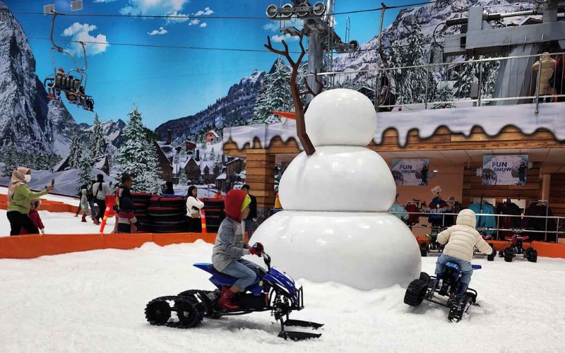 Ingin merasakan sensasi bermain salju tanpa harus ke luar negeri? Trans Studio Snow World Makassar menawarkan pengalaman unik dengan suhu dingin serta berbagai wahana bertema musim dingin. Ingin merasakan sensasi bermain salju tanpa harus ke luar negeri? Trans Studio Snow World Makassar menawarkan pengalaman unik dengan suhu dingin serta berbagai wahana bertema musim dingin.